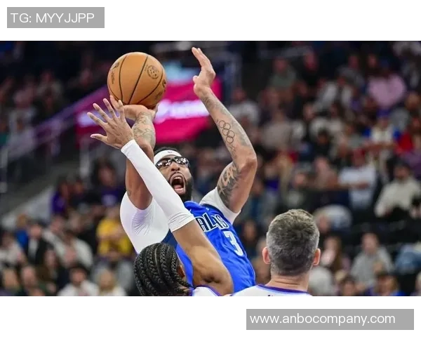 浓眉调侃弗拉格未能三双抢板成功展现团队默契与竞争精神