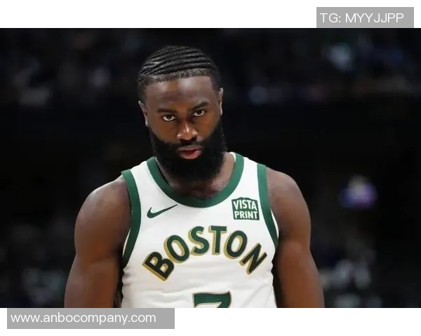 杰伦布朗首节低迷次节回暖上半场狂砍19分展现强大实力